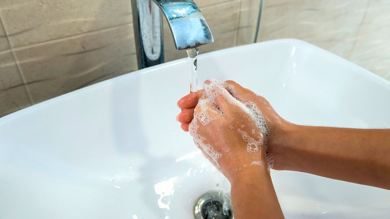 Peraturan paling mudah untuk mencegah helminthiasis adalah selalu mencuci tangan dengan sabun dan air. 