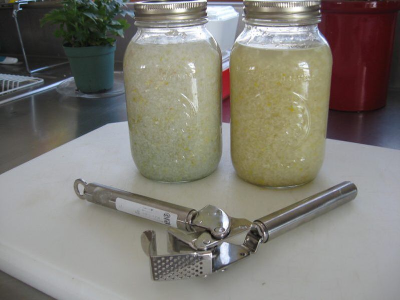 Berwarna bawang putih untuk cacing